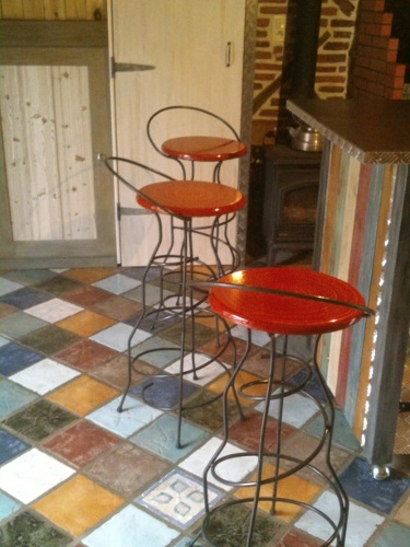 Tabouret rouge hauteur 85 cm 